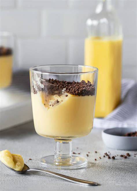 Gläser mit geschichtetem Eierlikör-Pudding und Beeren