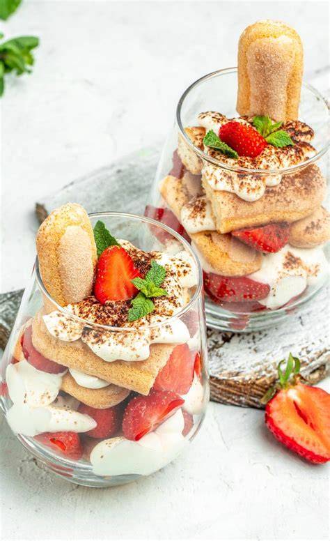 Gläser mit geschichtetem Erdbeer Tiramisu