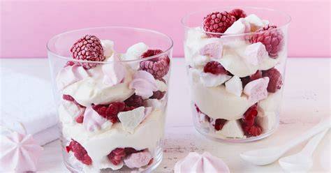 Gläser mit geschichtetem Himbeer-Baiser-Dessert