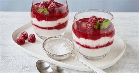 Gläser mit geschichtetem Himbeer-Quark-Dessert