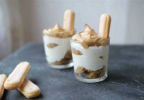 Gläser mit geschichtetem Karamell‑Tiramisu