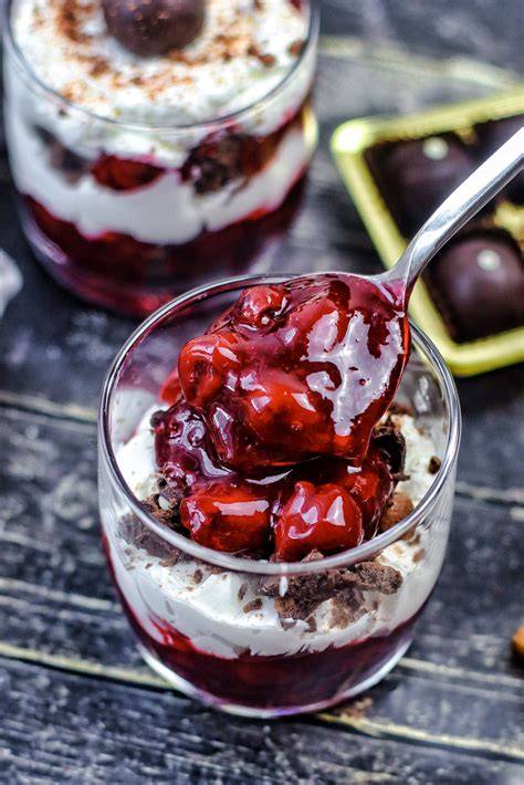 Gläser mit geschichtetem Kirschgrütze-Mascarpone-Dessert