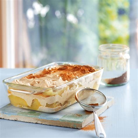 Gläser mit geschichtetem Lebkuchen Apfel Tiramisu