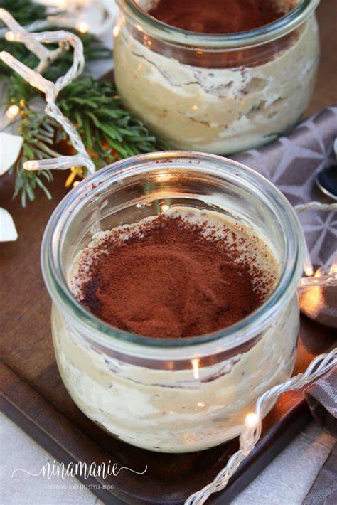 Gläser mit geschichtetem Maronen-Tiramisu, garniert mit Kakaopulver