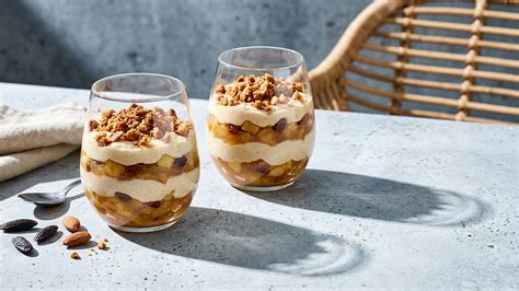 Gläser mit geschichtetem Quark-Joghurt-Himbeer-Dessert