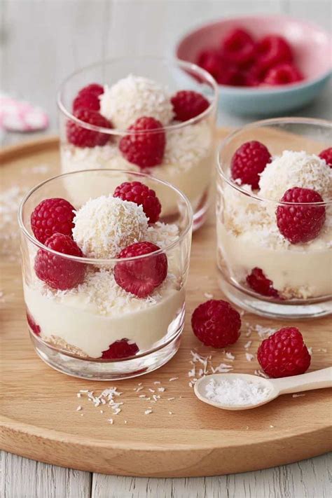 Gläser mit geschichtetem Raffaello-Creme und Himbeeren