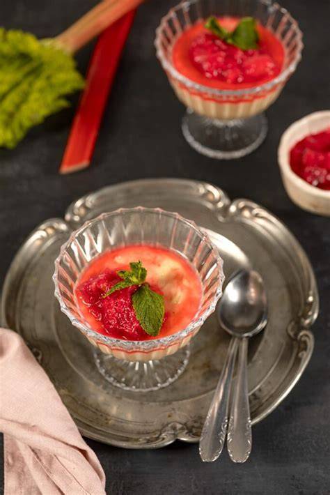 Gläser mit geschichtetem Rhabarberkompott und Vanillepudding