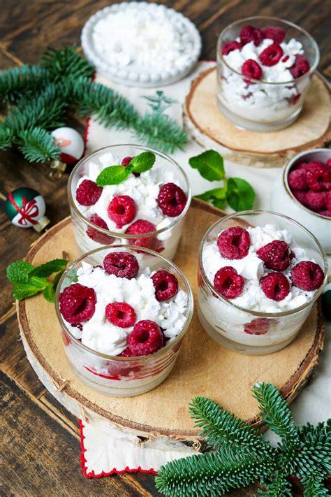 Gläser mit geschichtetem Schneegestöber Dessert