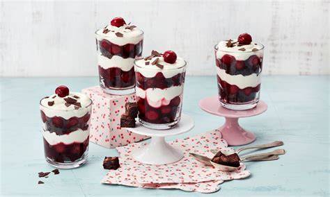 Gläser mit geschichtetem Schwarzwälder-Kirsch-Dessert
