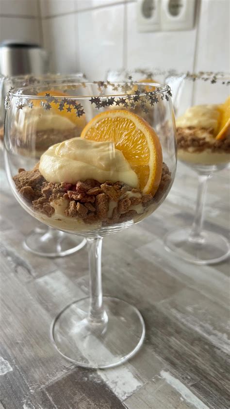 Gläser mit geschichtetem Spekulatius-Tiramisu und Orangenscheiben