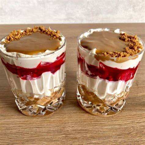 Gläser mit geschichteten Creme-Desserts