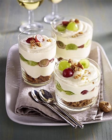 Gläser mit geschichteten Dessert: Kekskrümel, Trauben, Mascarpone-Creme
