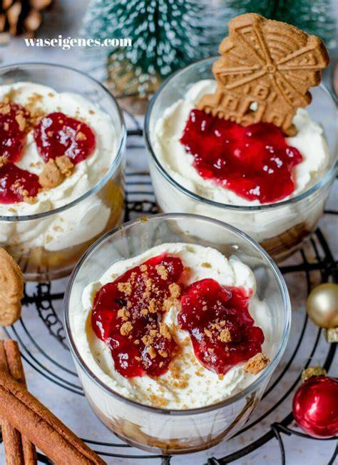 Gläser mit geschichteten Dessert: Topfencreme, Apfelkompott, Preiselbeeren