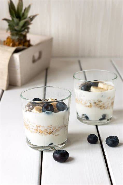Gläser mit geschichteten Limoncello-Desserts und Zitronenzesten