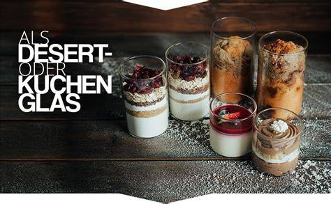 Gläser mit geschichteten Schokoladen-Desserts