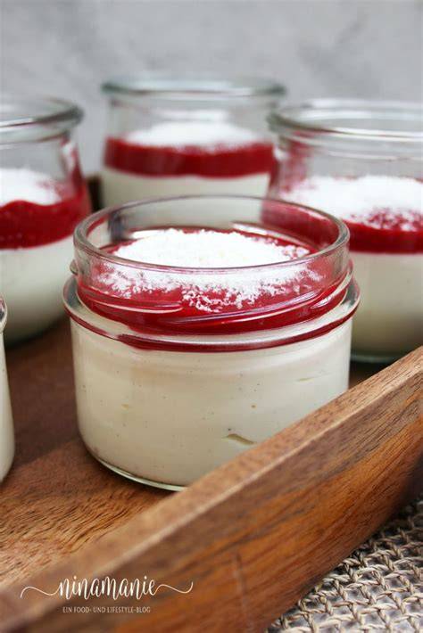 Gläser mit geschichteter Käsekuchencreme und Spekulatiusboden