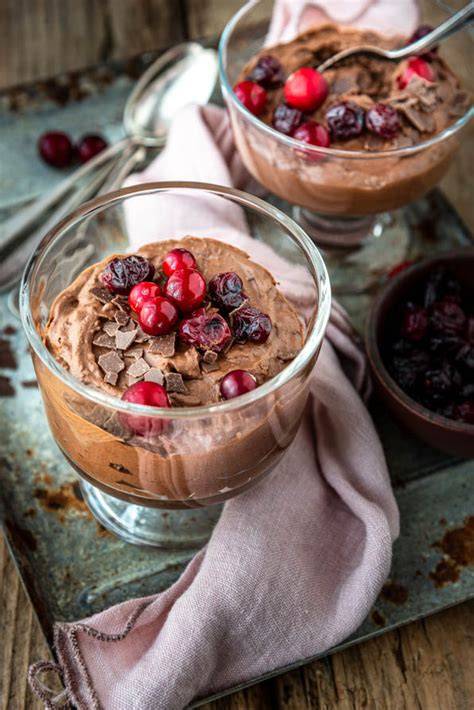 Gläser mit geschichteter Mousse au Chocolat