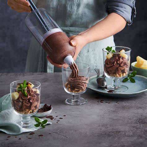 Gläser mit geschichteter Nougat- und Schokoladenmousse, garniert