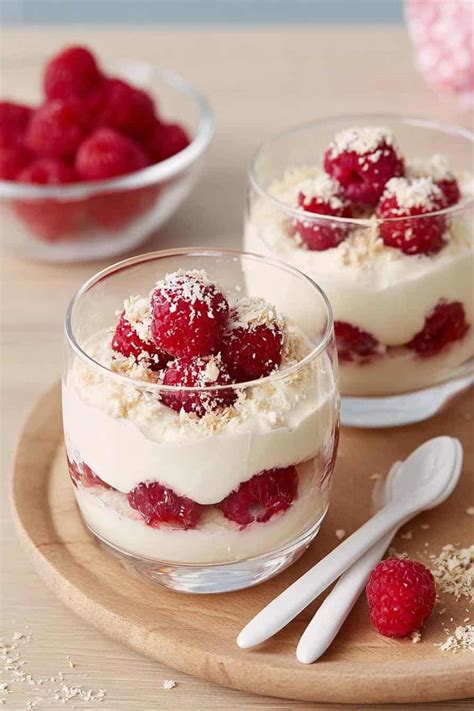 Gläser mit geschichteter Raffaello-Creme und Himbeeren