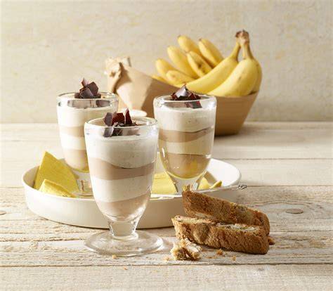 Gläser mit geschichteter Schoko-Bananen-Creme