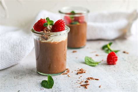 Gläser mit geschichteter Schokocreme und Sahnehäubchen