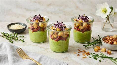 Gläser mit grüner Apfel-Zucchini-Marmelade und Rosmarinzweig