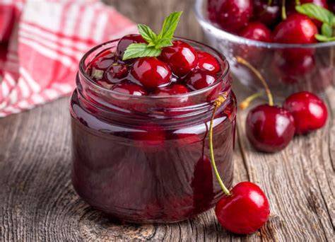 Gläser mit hausgemachter Kirschmarmelade
