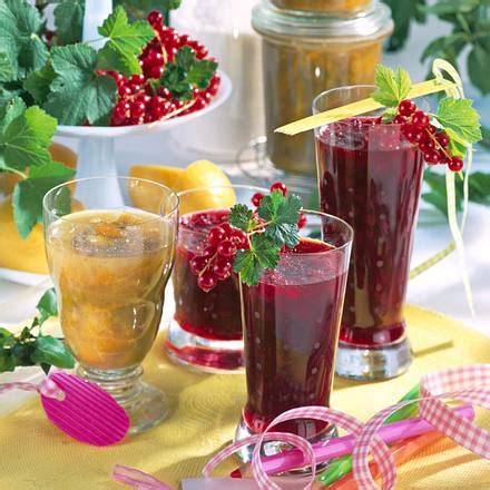 Gläser mit heiß abgefüllter Johannisbeer-Cassis-Konfitüre