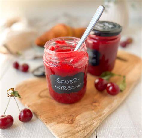 Gläser mit heißer Sauerkirschmarmelade