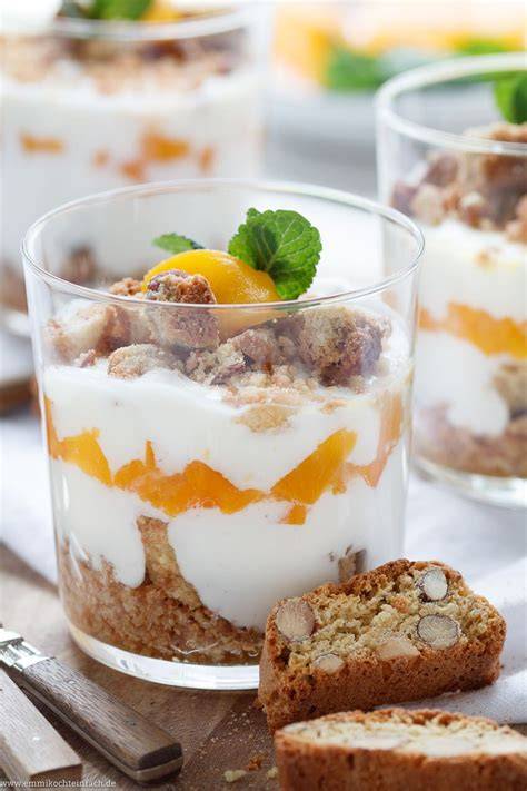 Gläser mit schön geschichteten Cantuccini-Dessert, garniert mit frischen Kirschen