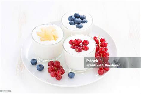 Gläser mit selbst gemachtem Naturjoghurt und frischen Beeren