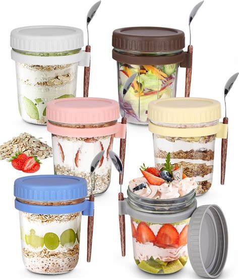 Gläser mit selbstgemachtem Joghurt in Handtüchern