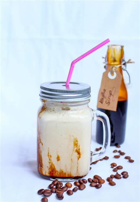 Gläser mit selbstgemachtem Kaffeesirup