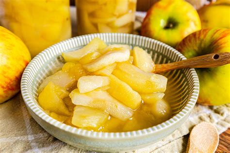 Gläser mit selbstgemachtem Kompott verschiedener Obstsorten, Vorratshaltung