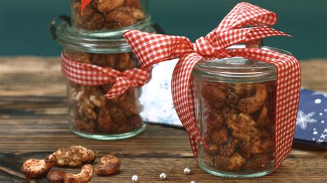 Gläser mit selbstgemachtem Lebkuchengewürz und Etiketten