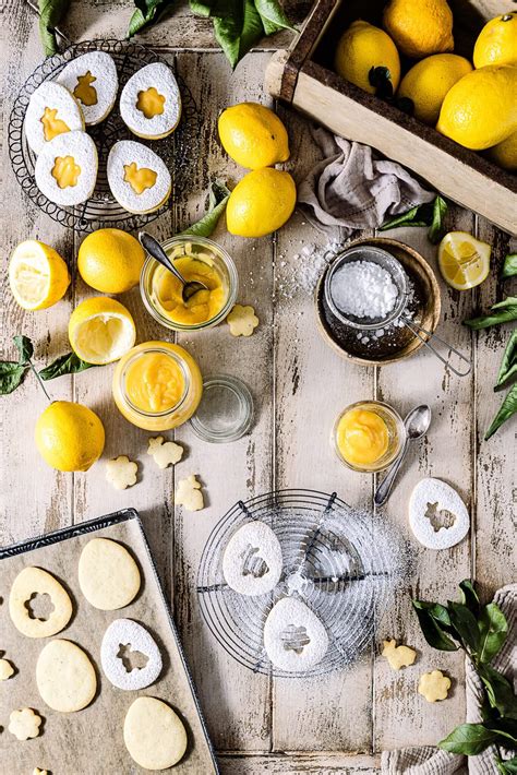 Gläser mit selbstgemachtem Lemon Curd