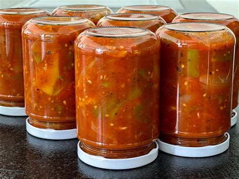 Gläser mit selbstgemachter 4-Frucht-Marmelade - ein unverzichtbarer Genuss