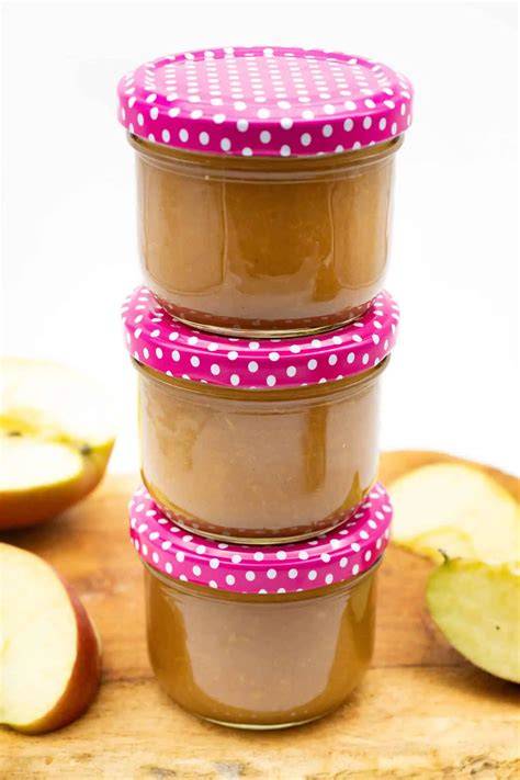 Gläser mit selbstgemachter Apfelmarmelade ohne Zucker und Gelierzucker, daneben frische Äpfel