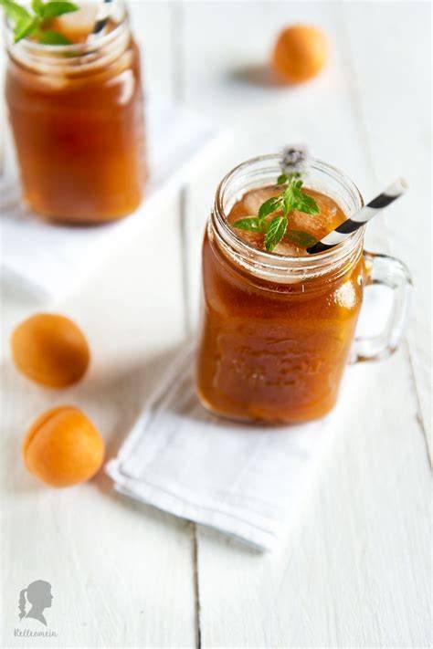 Gläser mit selbstgemachter Aprikosen-Pflaumen-Marmelade