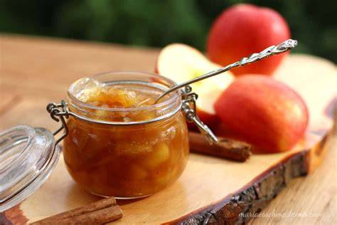 Gläser mit selbstgemachter Bratapfel‑Marmelade und Mandeln