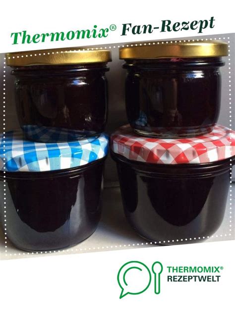 Gläser mit selbstgemachter Heidelbeermarmelade