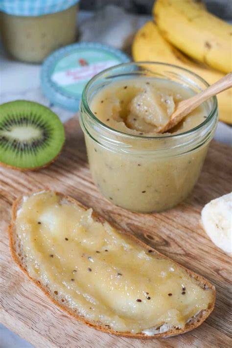 Gläser mit selbstgemachter Kiwi-Bananen-Marmelade