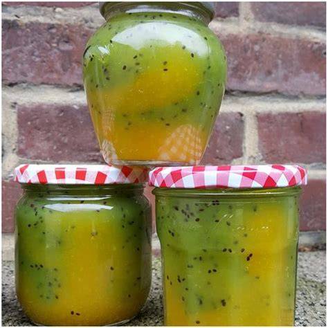 Gläser mit selbstgemachter Kiwi-Orangen-Marmelade