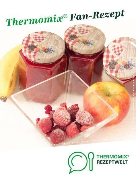 Gläser mit selbstgemachter Marmelade und frischen Früchten
