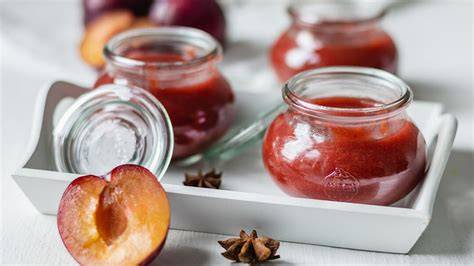 Gläser mit selbstgemachter Nektarinen-Ingwer-Marmelade auf dem Tisch