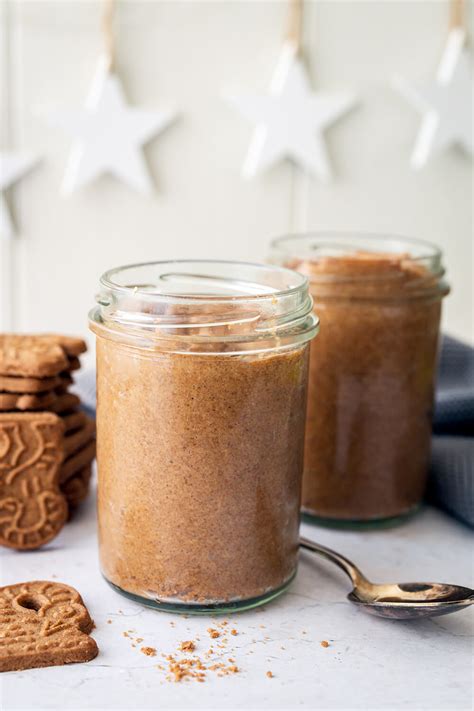 Gläser mit selbstgemachter Nuss-Nougat-Creme als Geschenk