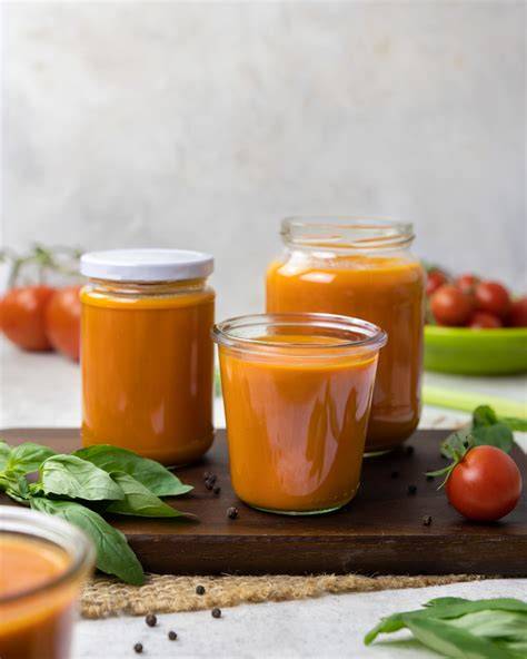 Gläser mit selbstgemachter Orangen-Karotten-Apfel-Marmelade