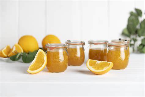 Gläser mit selbstgemachter Orangenmarmelade