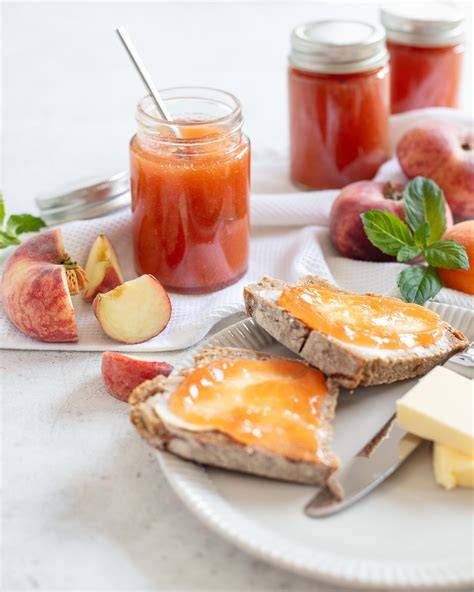 Gläser mit selbstgemachter Pfirsich Birnen Marmelade frisch abgefüllt