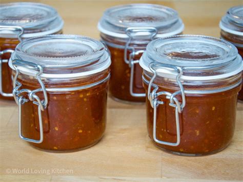 Gläser mit selbstgemachter Tomatenmarmelade